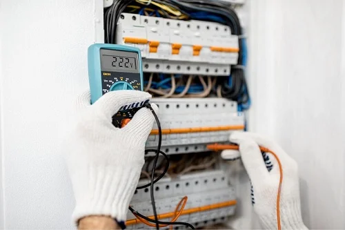 electrician-lynn-massachusetts-testing-electrical-panel